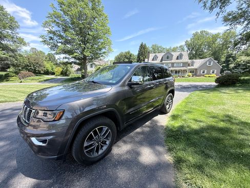 Used 2019 Jeep Grand Cherokee Limited w/ Luxury Group II AWD/4WD image 2