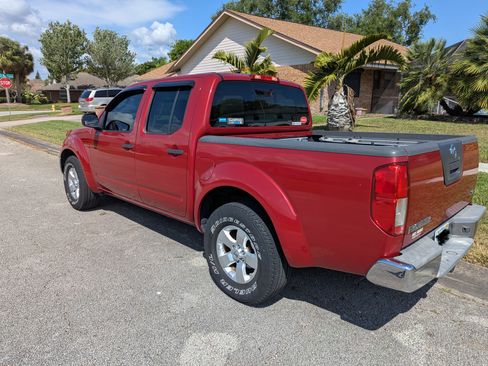 Used 2010 Nissan Frontier SE image 1