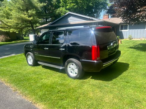 Used 2013 Cadillac Escalade Luxury RWD image 4