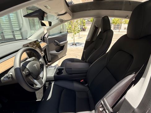 Used 2022 Tesla Model Y Long Range AWD/4WD image 19