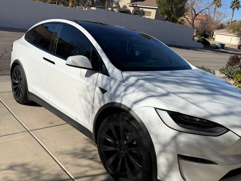 Used 2023 Tesla Model X image 1