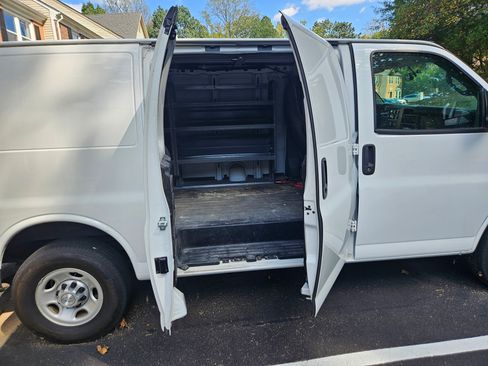 Used 2017 Chevrolet Express 2500 image 17