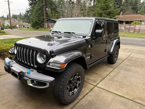 Used 2022 Jeep Wrangler Unlimited Sahara image 2