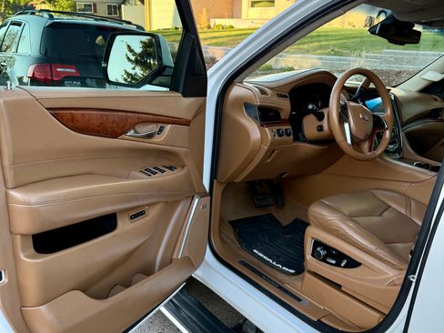 Used 2016 Cadillac Escalade Platinum AWD/4WD image 8