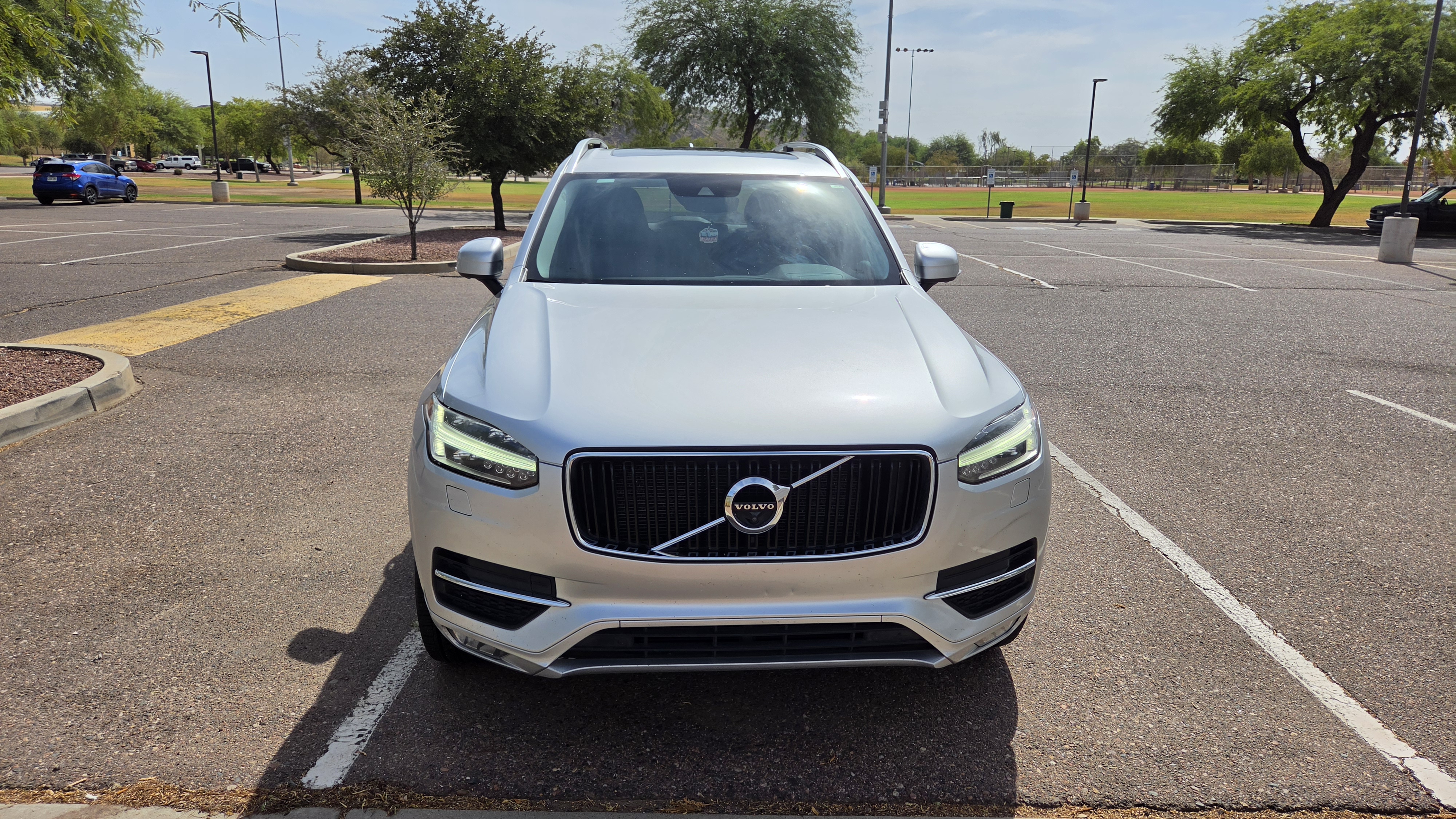 Used 2018 Volvo XC90 T6 Momentum w/ Convenience Package AWD/4WD image 2