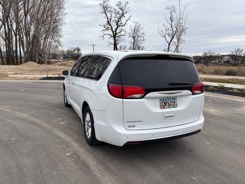 Used 2020 Chrysler Pacifica Touring image 6