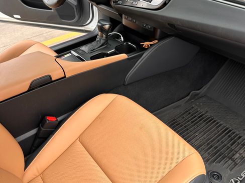 Used 2023 Lexus ES 350 w/ Premium Package image 6