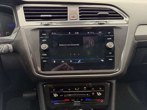 Used 2024 Volkswagen Tiguan SE w/ Panoramic Sunroof Package AWD/4WD image 18