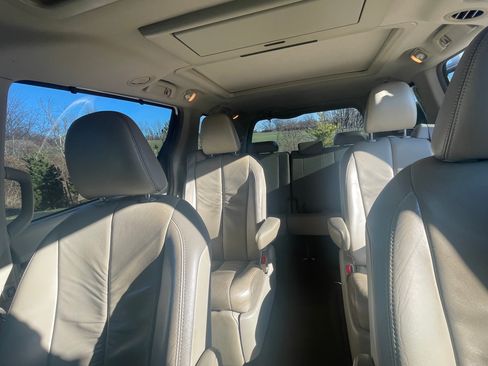 Used 2011 Toyota Sienna Limited image 13