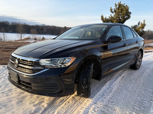 Used 2024 Volkswagen Jetta SE w/ Panoramic Sunroof Package image 2