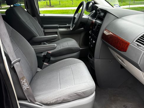 Used 2008 Chrysler Town & Country LX FWD image 12