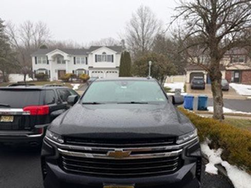 Used 2022 Chevrolet Suburban LT image 1