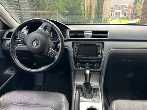 Used 2015 Volkswagen Passat TDI SE FWD image 2