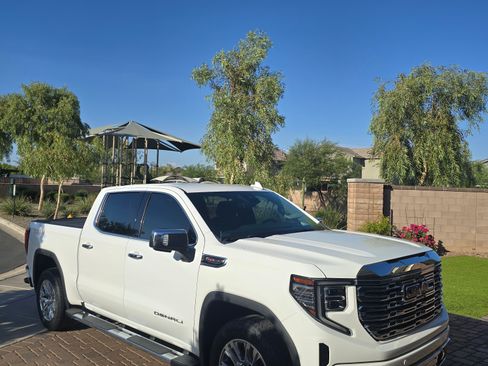 Used 2023 GMC Sierra 1500 Denali w/ Technology Package AWD/4WD image 4
