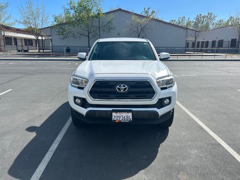 Used 2016 Toyota Tacoma SR5 w/ SR5 Appearance Package (DN) image 12