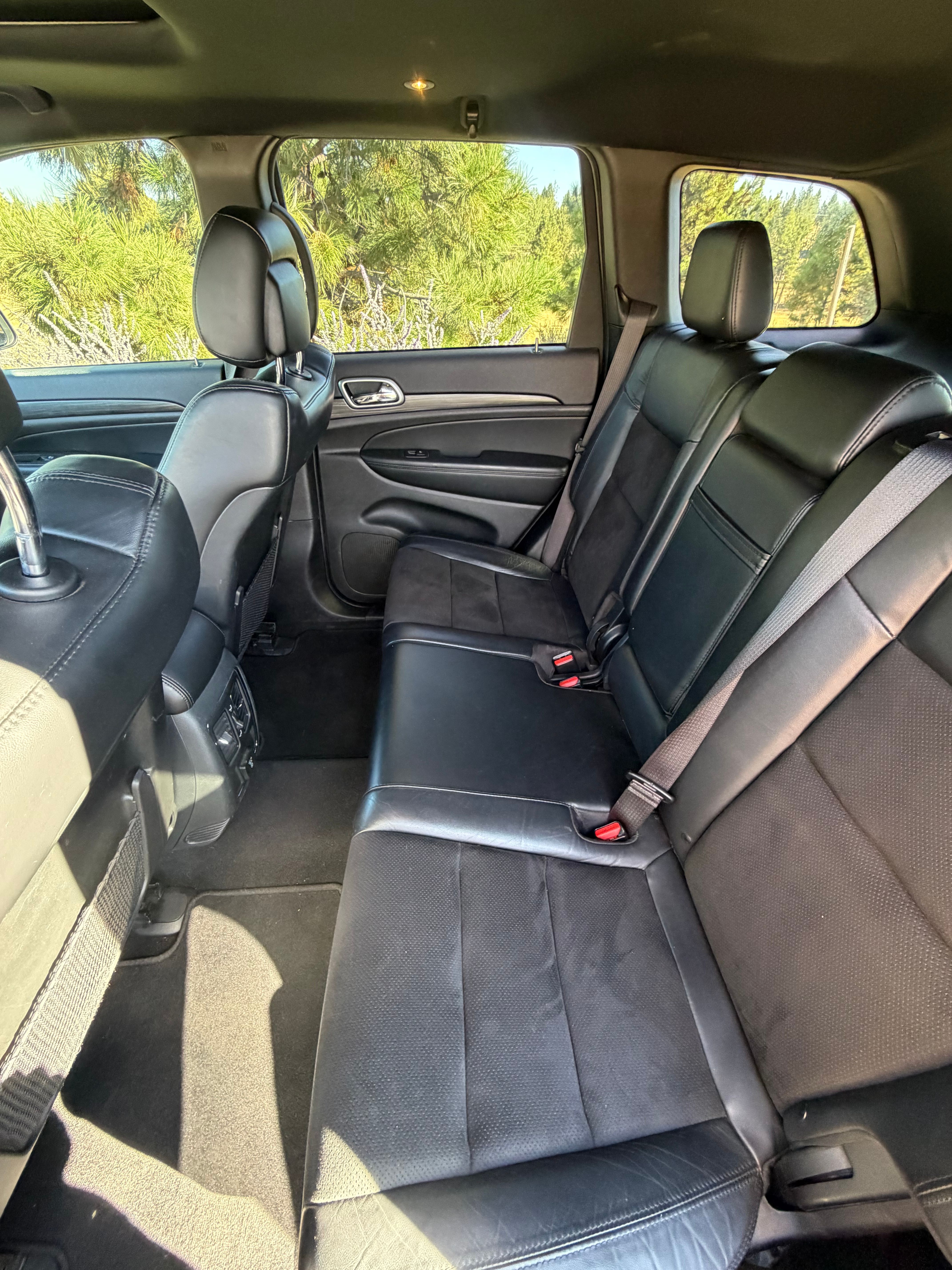 Used 2019 Jeep Grand Cherokee Altitude AWD/4WD image 16