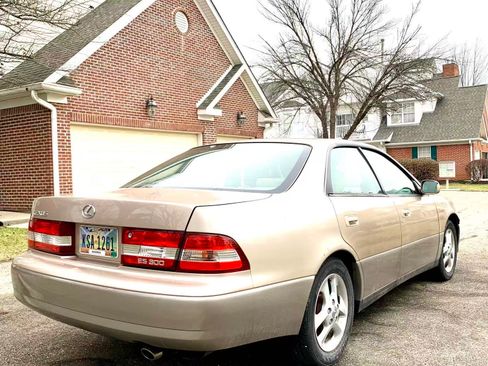 Used 2001 Lexus ES 330 image 2