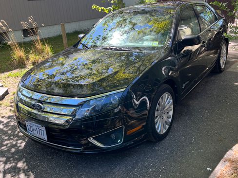 Used 2010 Ford Fusion Hybrid FWD image 2