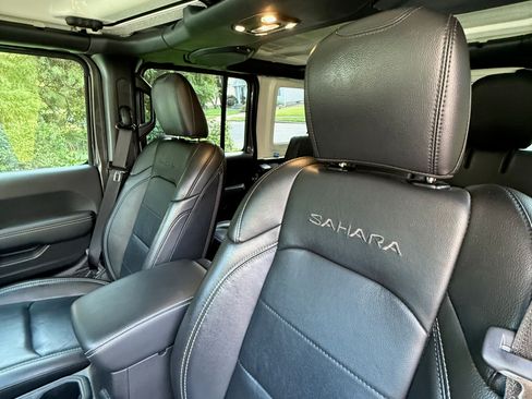 Used 2022 Jeep Wrangler Unlimited Sahara AWD/4WD image 9
