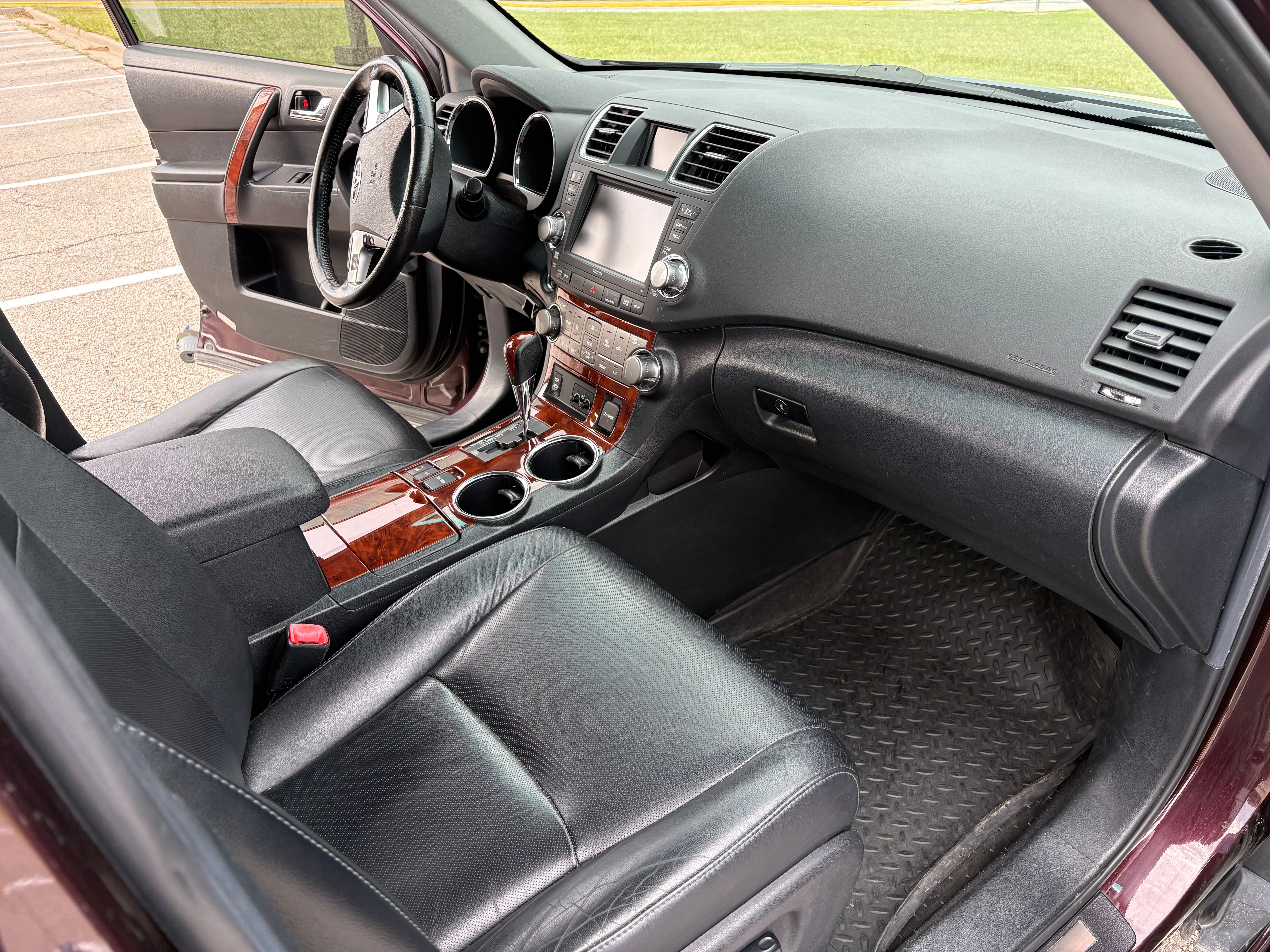 Used 2011 Toyota Highlander Limited w/ Tow Pkg AWD/4WD image 13