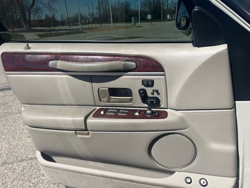 Used 2004 Lincoln Town Car Ultimate image 6
