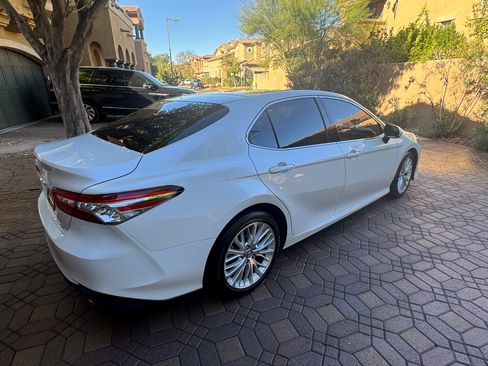 Used 2018 Toyota Camry XLE image 12
