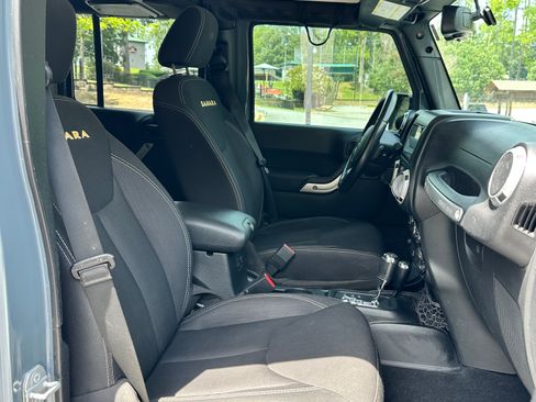 Used 2015 Jeep Wrangler Unlimited Sahara w/ Connectivity Group AWD/4WD image 18