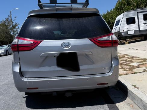 Used 2018 Toyota Sienna XLE w/ XLE Navigation Package FWD image 6
