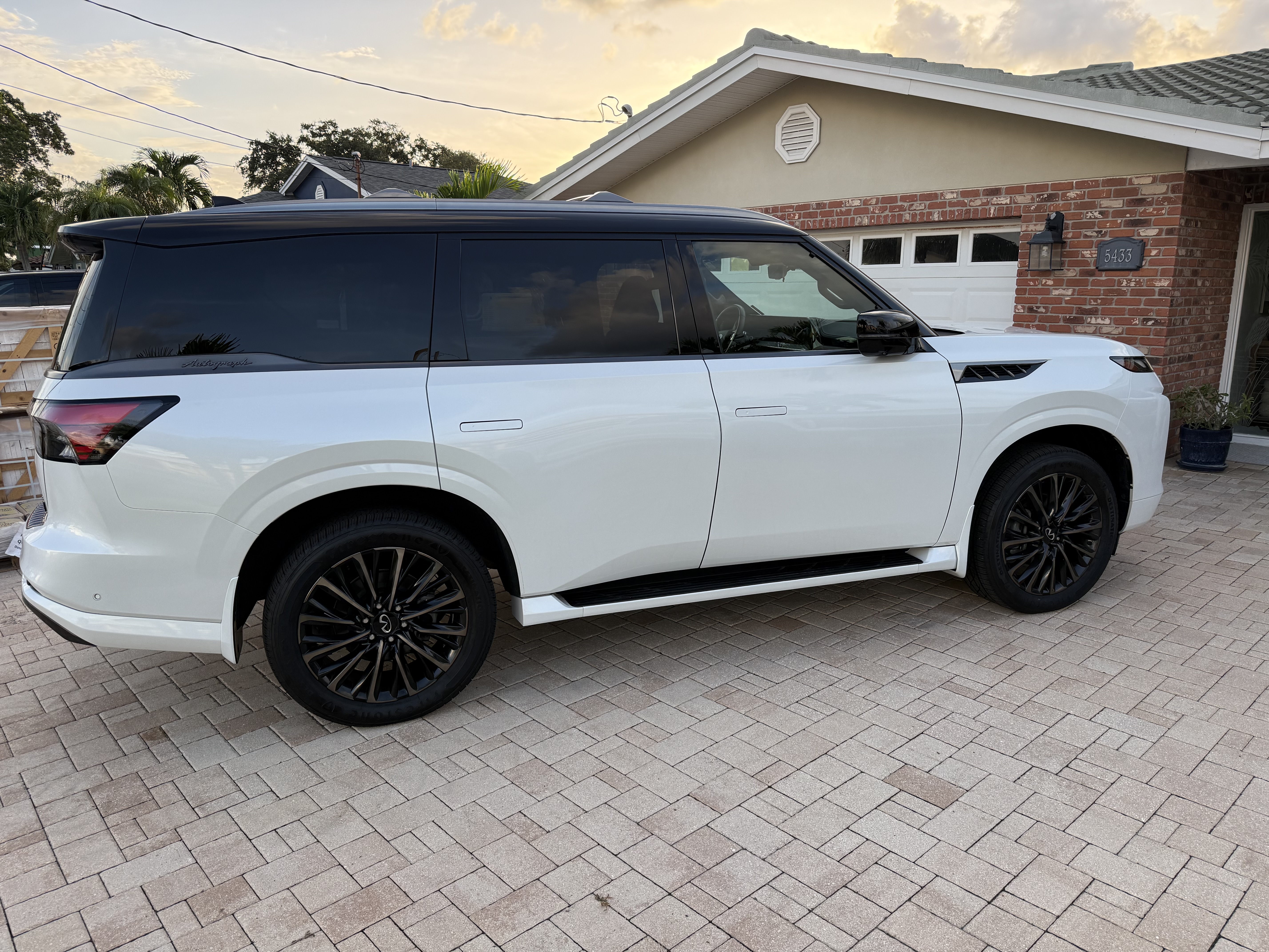 Used 2025 INFINITI QX80 Autograph w/ Autograph Exterior Package AWD/4WD image 2