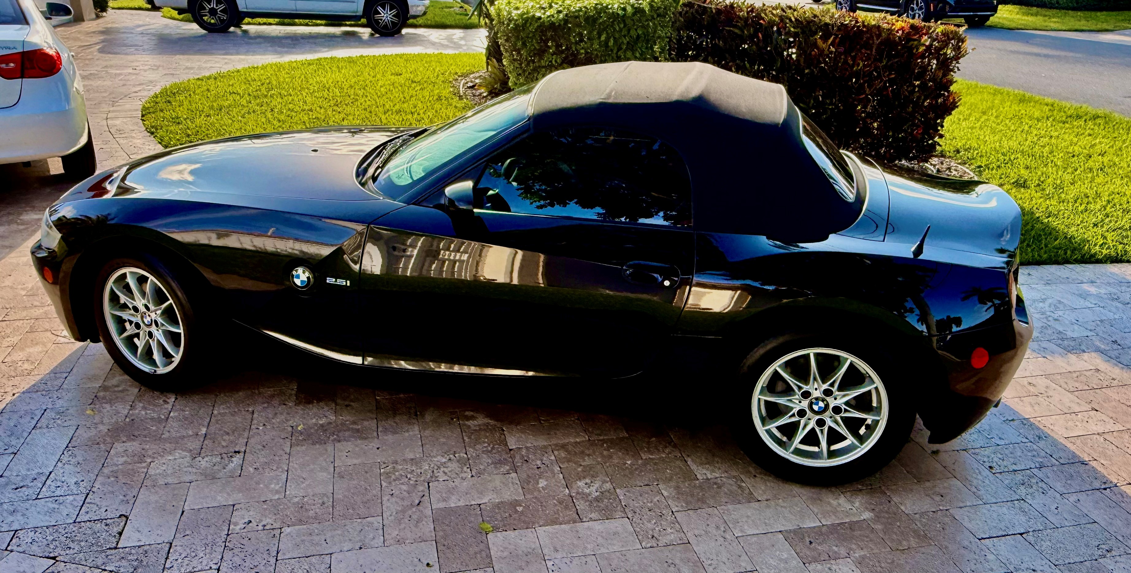 Used 2005 BMW Z4 2.5i RWD image 2