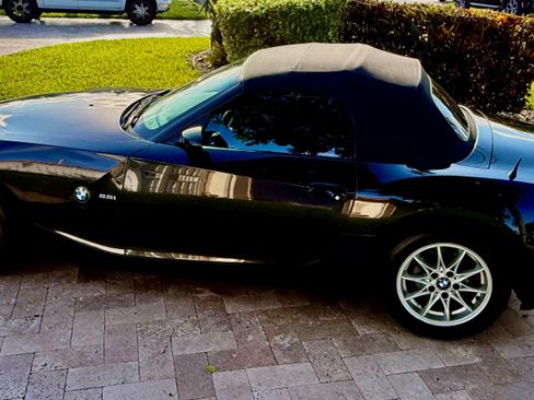 Used 2005 BMW Z4 2.5i RWD image 2