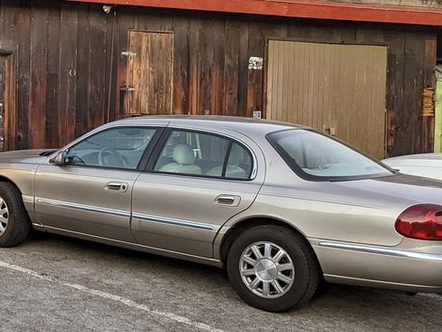 Used 2001 Lincoln Continental image 2