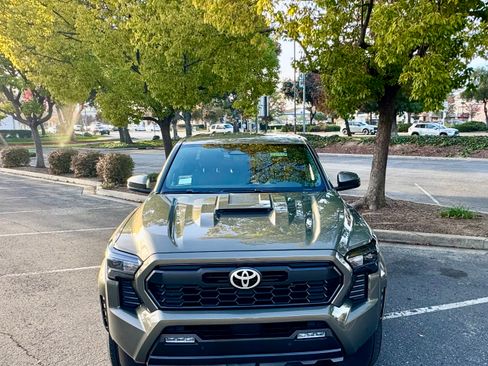 Used 2025 Toyota Tacoma TRD Sport image 2