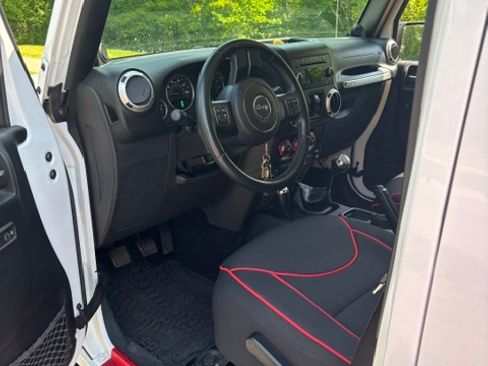 Used 2014 Jeep Wrangler Unlimited Sahara w/ Connectivity Group AWD/4WD image 6