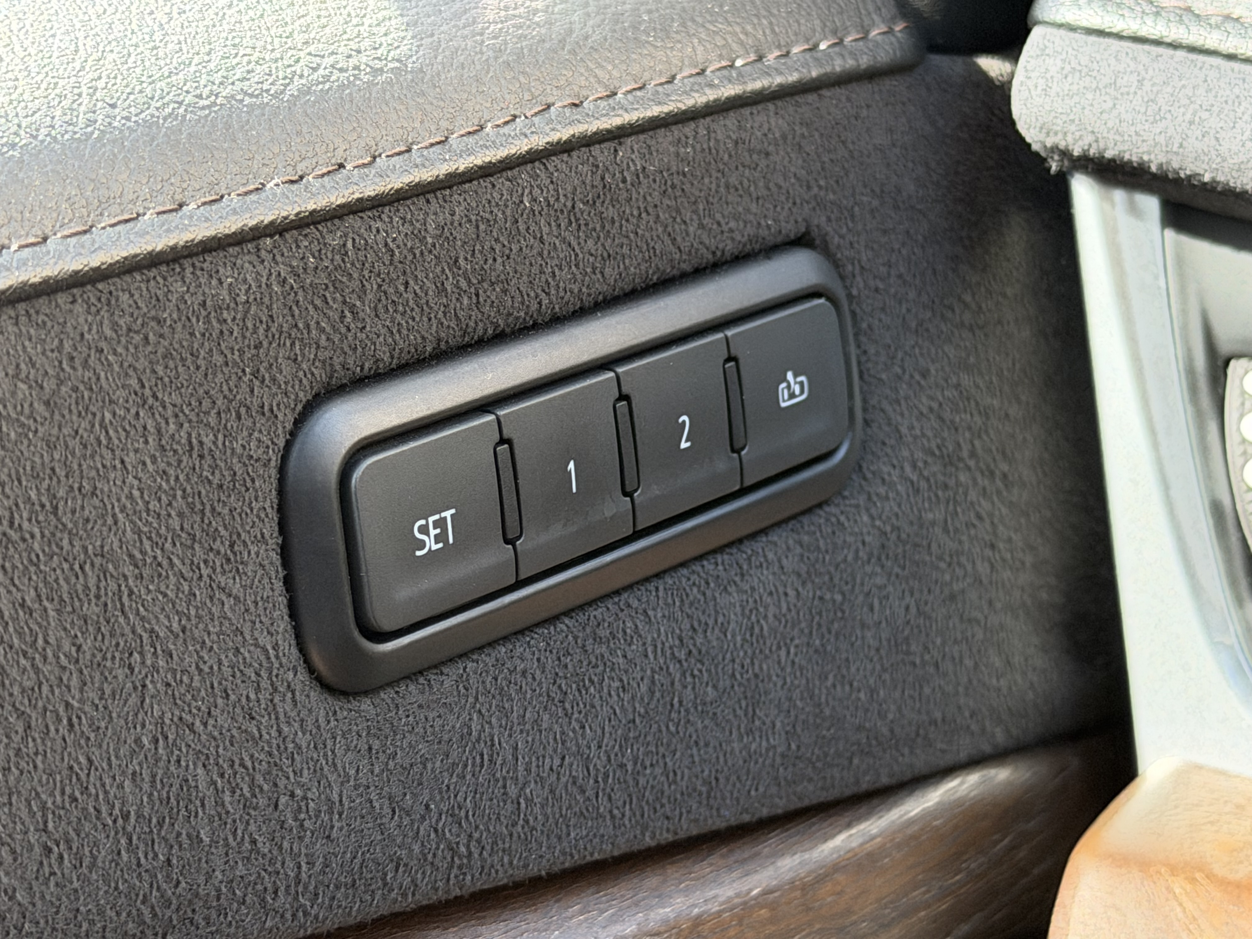 Used 2019 Cadillac Escalade Premium Luxury AWD/4WD image 17