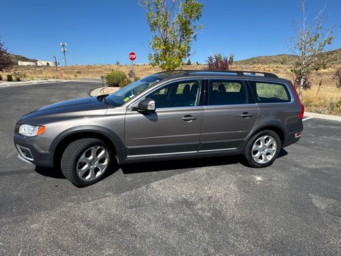 Used 2010 Volvo XC70 T6 image 1