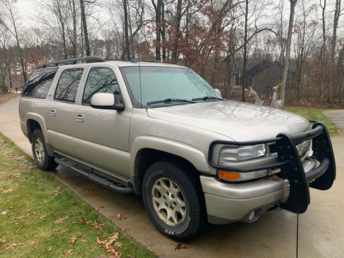 Used 2005 Chevrolet Suburban Z71 w/ Preferred Equipment Group image 5