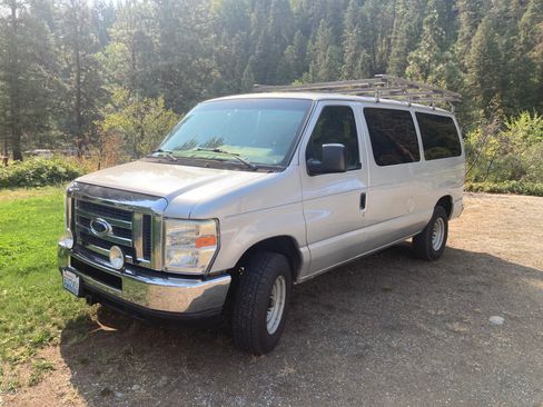 Used 2010 Ford E-350 and Econoline 350 XLT image 1