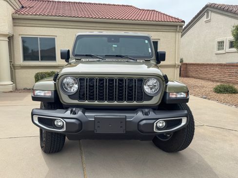 Used 2025 Jeep Gladiator Sport AWD/4WD image 2