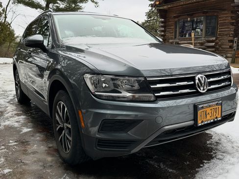 Used 2019 Volkswagen Tiguan SE w/ Panoramic Sunroof Package image 4