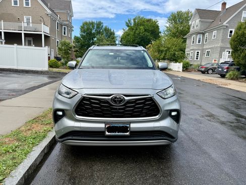 Used 2022 Toyota Highlander Platinum AWD/4WD image 2