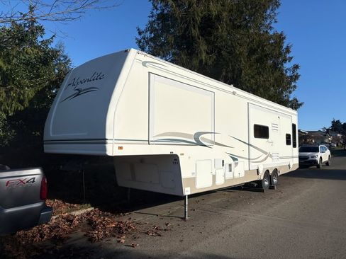 Used 2012 Ford F350 XLT w/ XLT Interior Pkg image 13