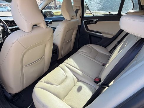 Used 2017 Volvo V60 T5 Platinum image 13