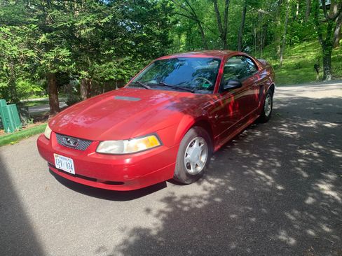 Used 2000 Ford Mustang Coupe RWD image 2