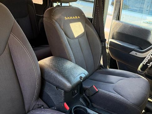 Used 2013 Jeep Wrangler Unlimited Sahara image 9