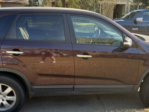 Used 2011 Kia Sorento LX image 2