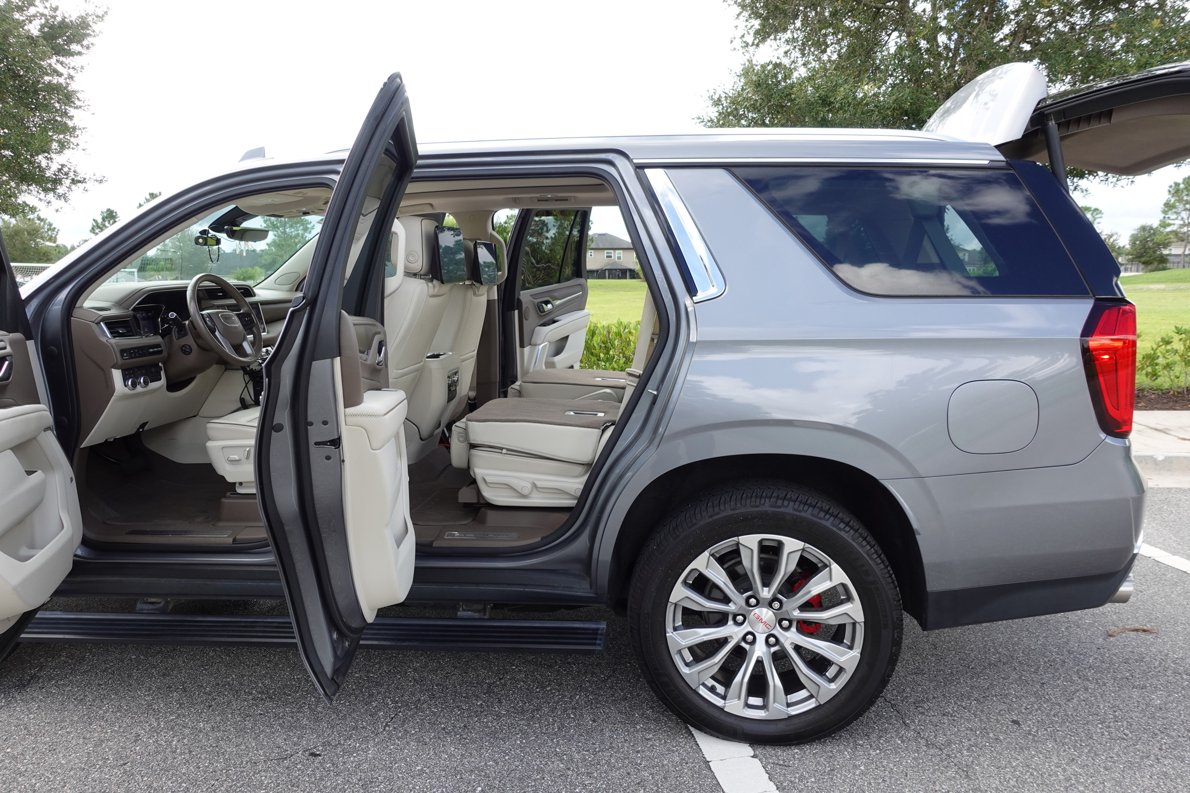 Used 2021 GMC Yukon Denali w/ Denali Ultimate Package AWD/4WD image 10