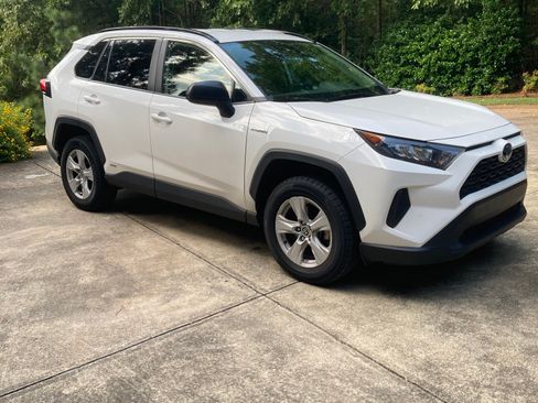 Used 2020 Toyota RAV4 LE w/ Carpet Mat Package AWD/4WD image 2
