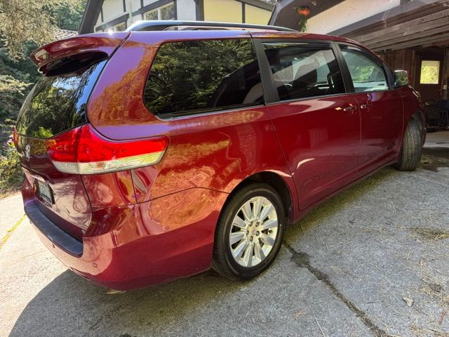 Used 2014 Toyota Sienna XLE w/ XLE Premium Package AWD/4WD image 8