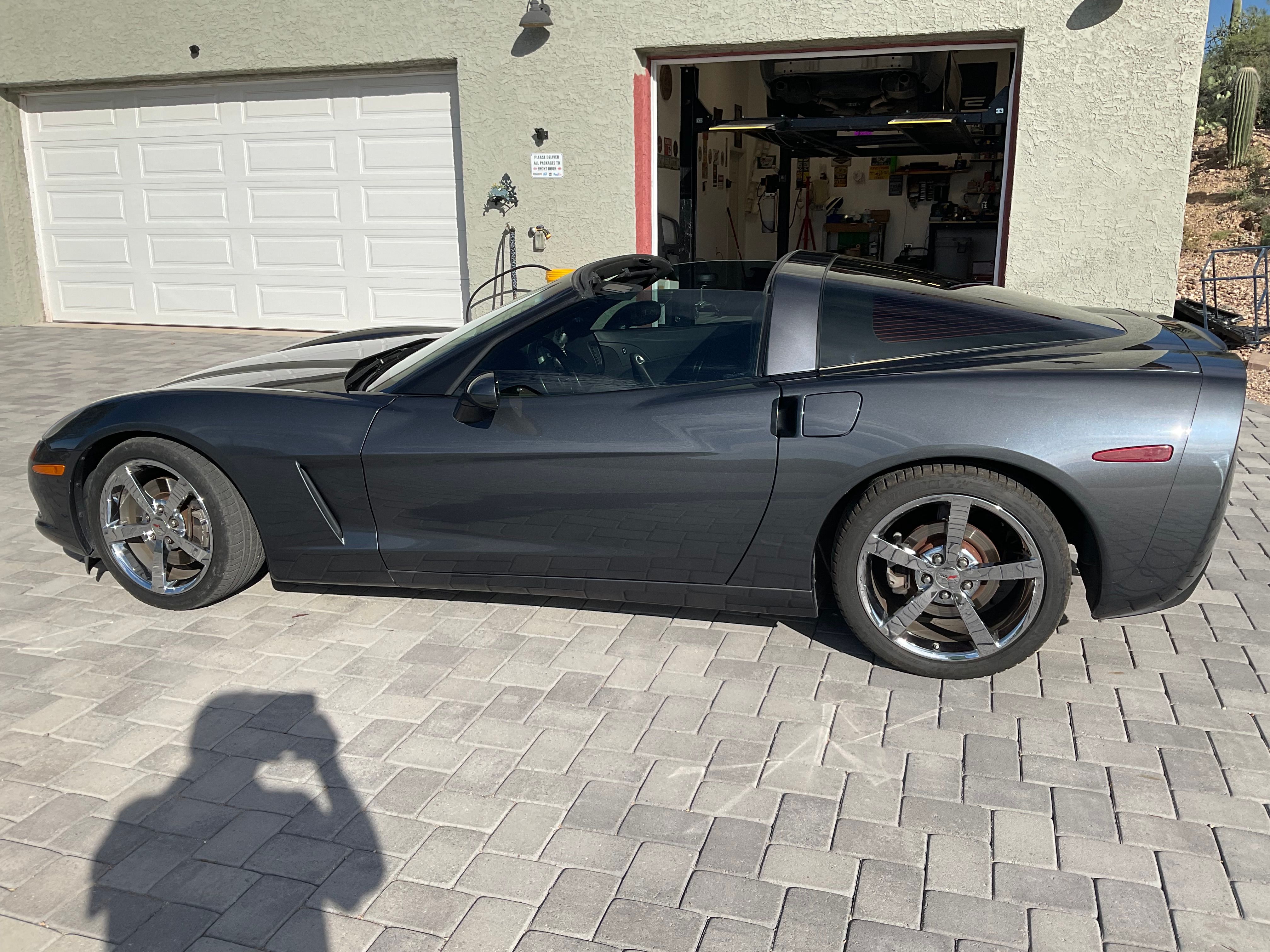 Used 2010 Chevrolet Corvette Coupe w/ 1LT RWD image 2